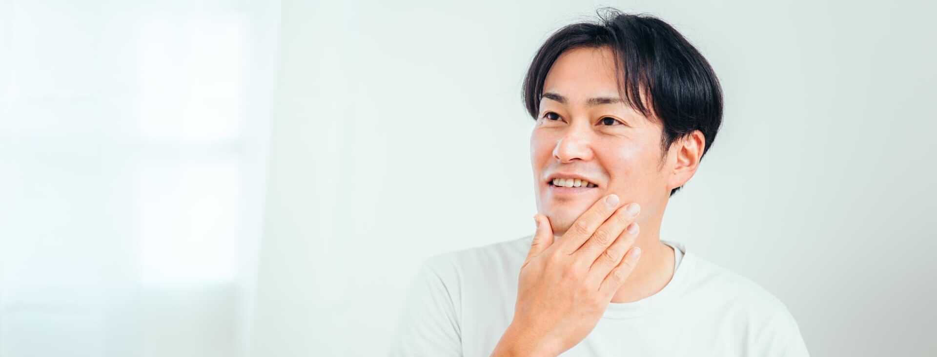 エミナルクリニックの医療脱毛について料金や特徴、通い方の流れを確認しているイメージ