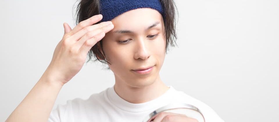 メンズリゼの医療脱毛を検討する男性がカウンセリングで説明を受けているイメージ。料金や通院ペースを確認する様子