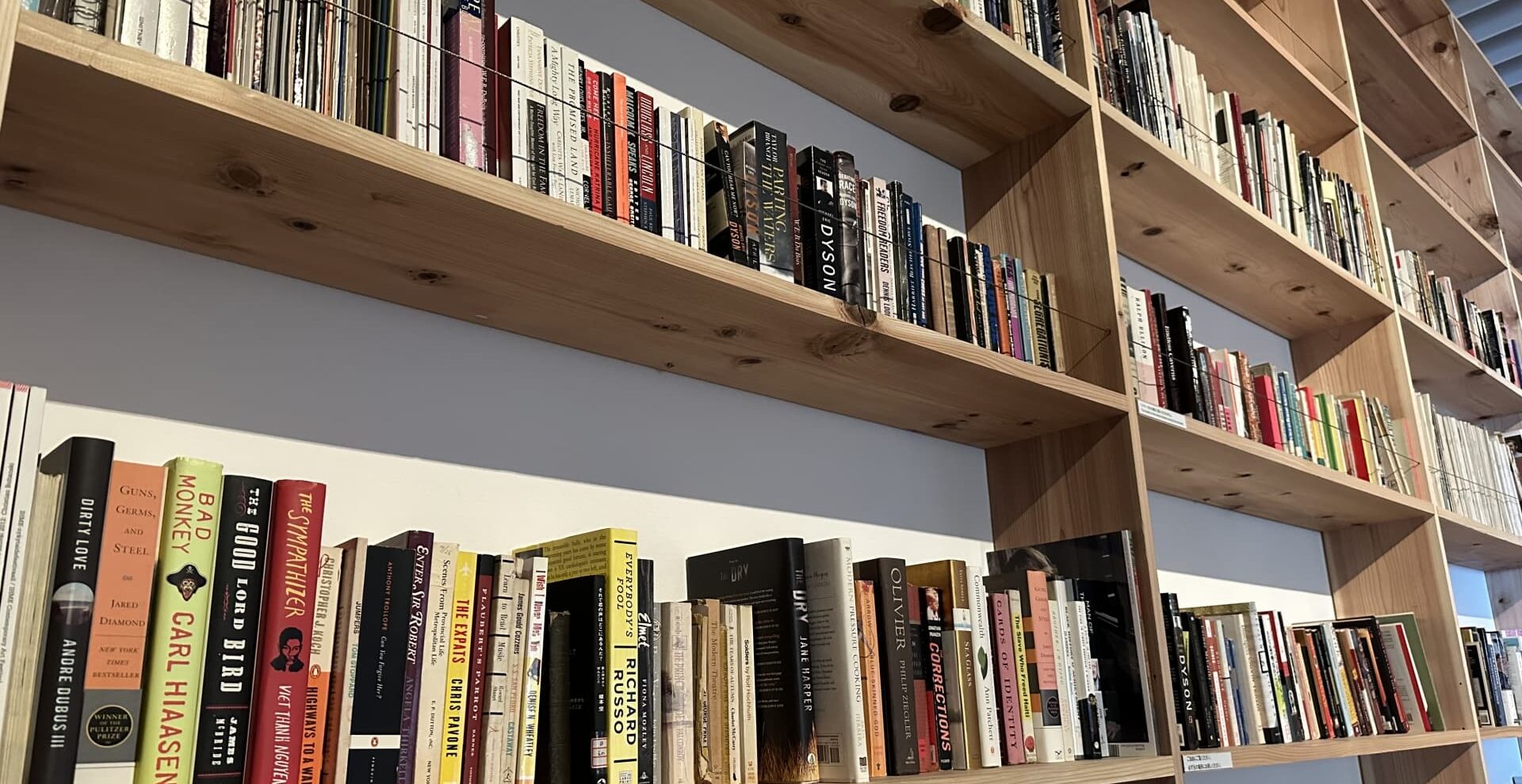 漫画読み放題で電子書籍を楽しむ利用者のイメージと人気作品の表示画面