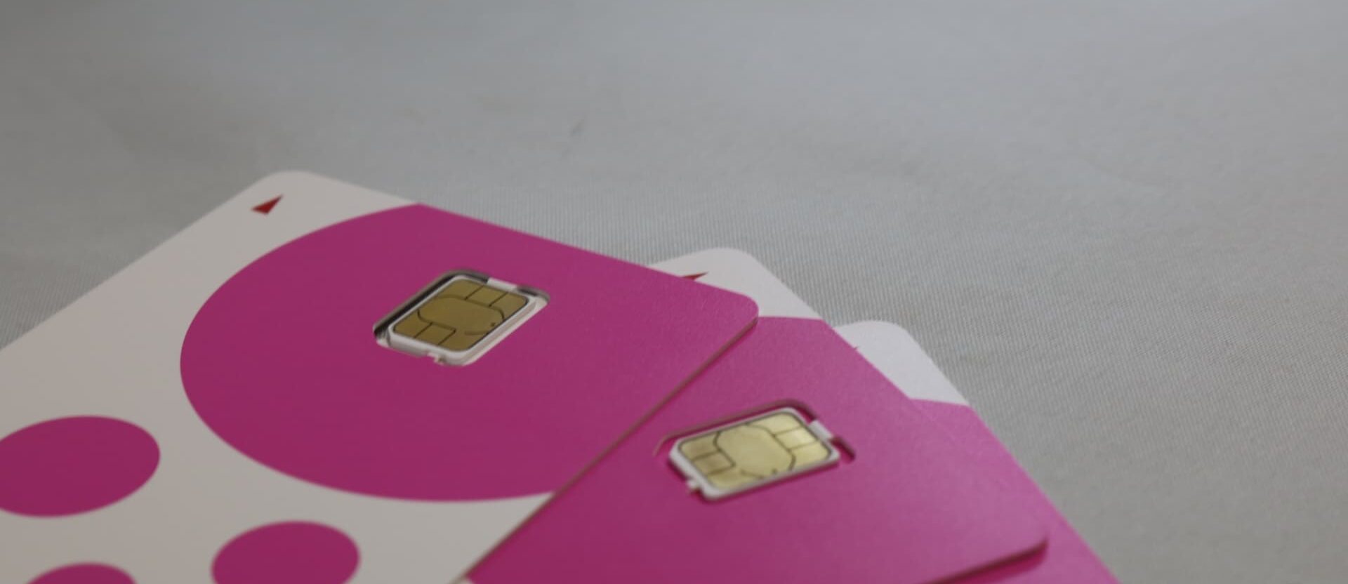 楽天モバイルの料金プランや月額負担をスマートフォン画面と比較イメージで確認しているトップ画像