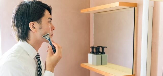 ゴリラクリニックのメンズ脱毛を検討する男性が、料金や効果、回数を比較しながら選び方を確認しているイメージ